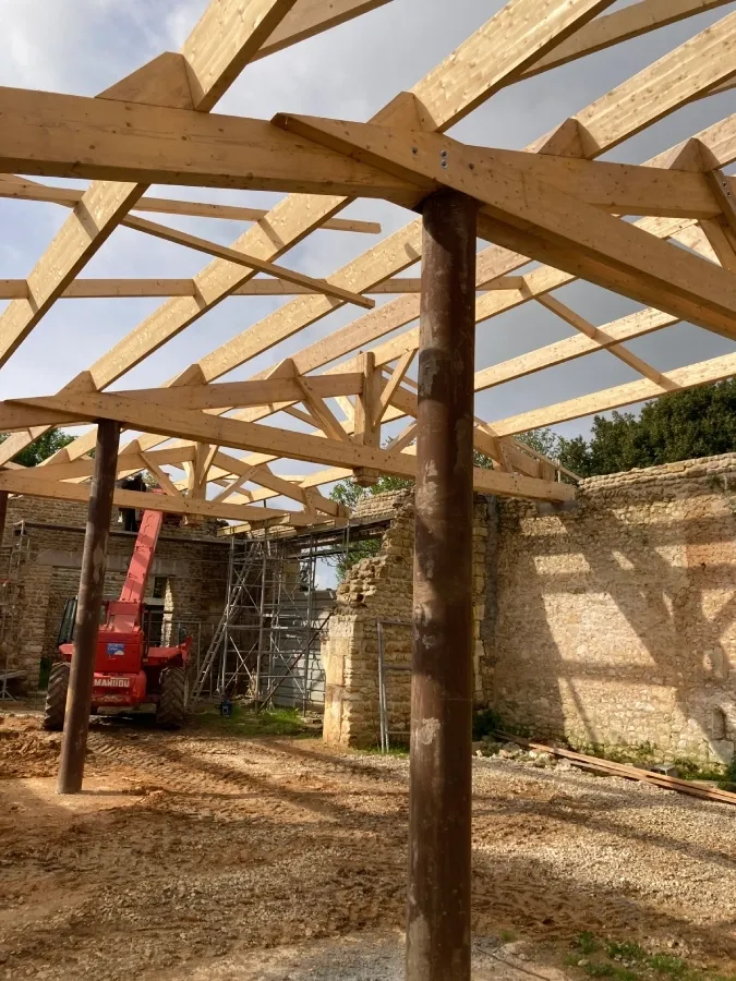 Charpente en bois d'un bâtiment en cours de travaux
